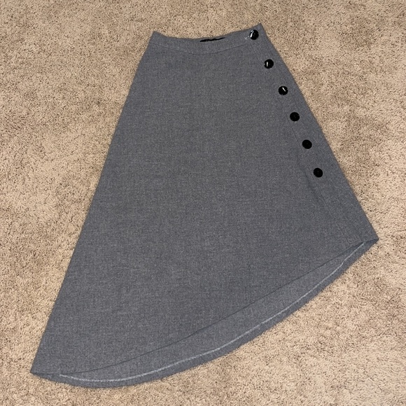 ZARA Beautiful Grey Asymmetrical Skirt with Large Side Buttons - Picture 5 of 11